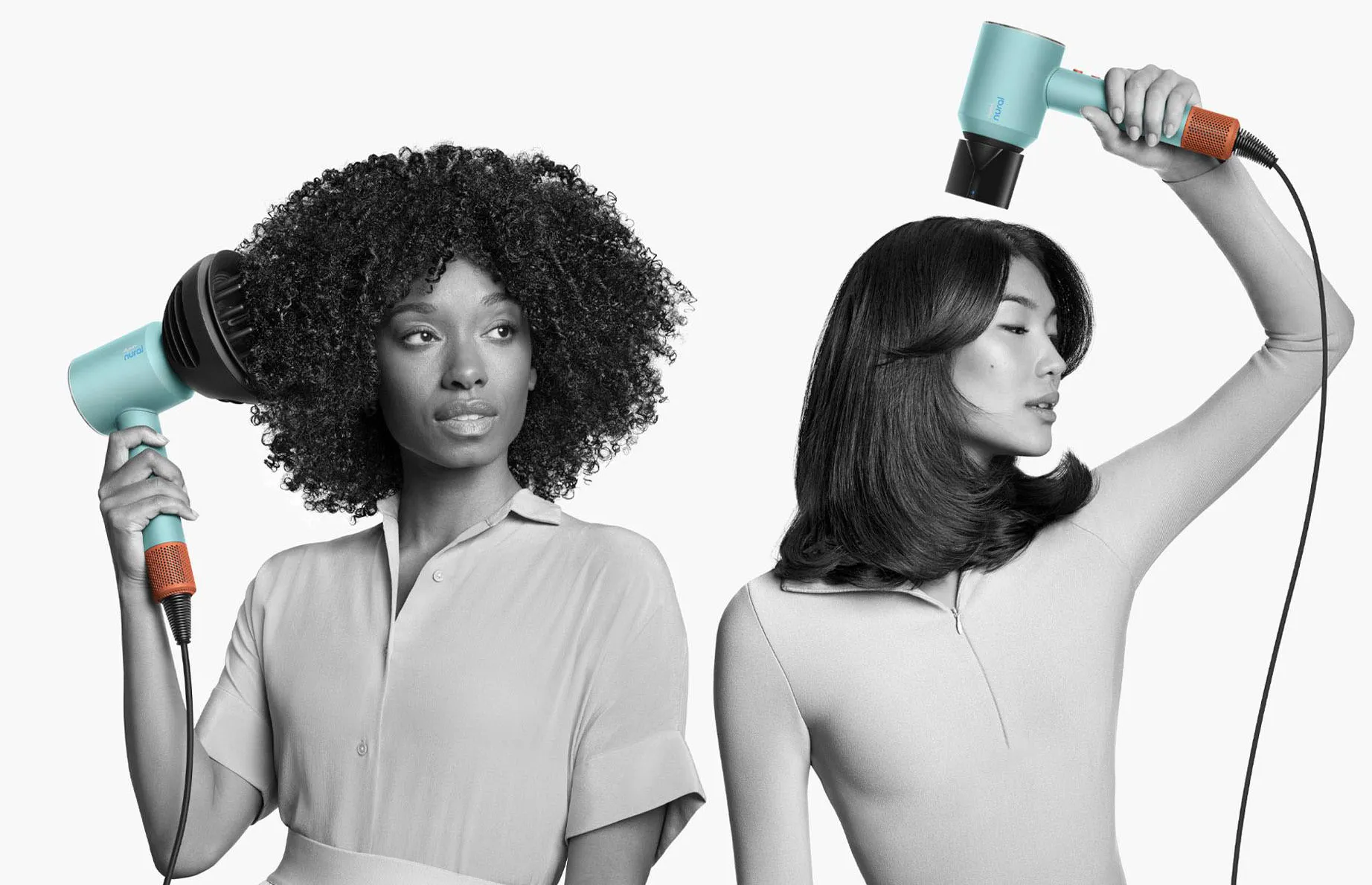 Фото двох жінок, які тримають фени Dyson Supersonic Nural. Жінка зліва з об'ємним волоссям використовує фен з насадкою-дифузором. Жінка справа з прямим волоссям середньої довжини тримає фен з вузькою насадкою-концентратором над головою.