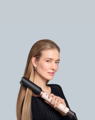 Випрямлення волосся за допомогою мультистайлера Dyson Airwrap