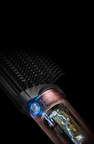 Внутрішня технологічність мультистайлера Dyson Airwrap: вбудований мікропроцесор для інтелектуального контролю тепла та захисту волосся від перегріву, на чорному фоні.