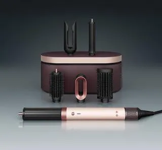 Повний комплект мультистайлера Dyson Airwrap: основний пристрій, циліндричні насадки для локонів, жорстка та м'яка щітки для випрямлення, круглий браш, насадка для сушіння та приховування пушка, а також фірмовий кейс для зберігання