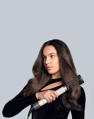 Вкладання волосся за допомогою мультистайлера Dyson Airwrap