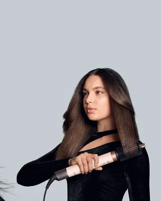 Вкладання волосся за допомогою мультистайлера Dyson Airwrap