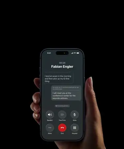 Демонстрація функції живого перекладу дзвінка в реальному часі за допомогою Apple Intelligence