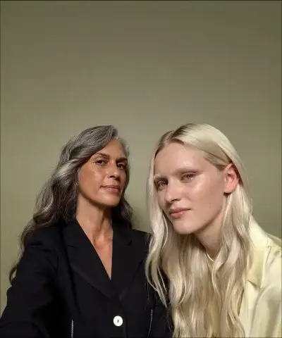 Групове селфі зняте на фронтальну камеру смартфона Apple iPhone 17 Pro. Демонстрація роботи технології Center Stage, яка забезпечує ідеальний фокус, рівномірне освітлення та гнучке кадрування для всіх учасників знімка