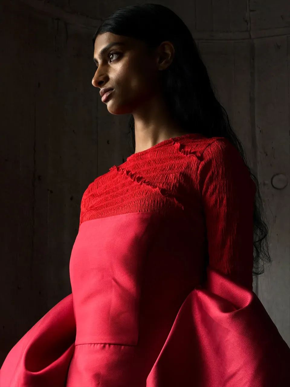 Кінематографічна портретна зйомка студійного рівня завдяки новому надпотужному телеоб'єктиву з фокусною відстанню еквівалентною 100 мм в iPhone 17 Pro Max