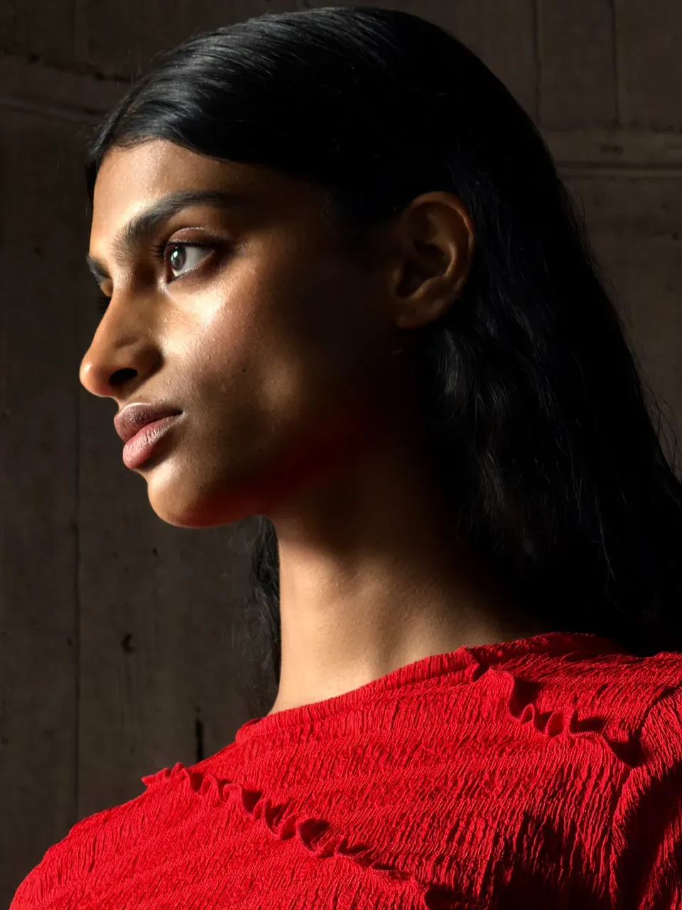 Кінематографічна портретна зйомка студійного рівня завдяки новому надпотужному телеоб'єктиву з фокусною відстанню еквівалентною 200 мм в iPhone 17 Pro Max