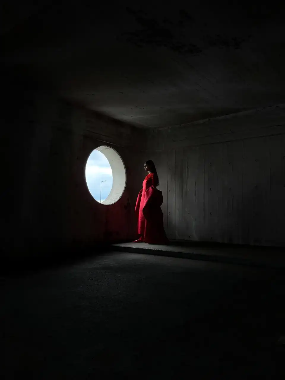 Кінематографічна портретна зйомка студійного рівня завдяки новому надпотужному телеоб'єктиву з фокусною відстанню еквівалентною 28 мм в iPhone 17 Pro Max