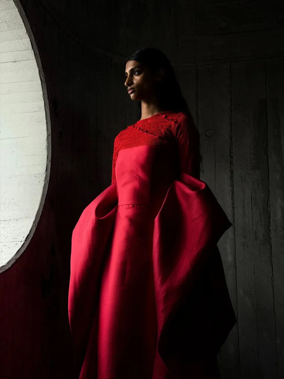 Кінематографічна портретна зйомка студійного рівня завдяки новому надпотужному телеоб'єктиву з фокусною відстанню еквівалентною 48 мм в iPhone 17 Pro Max