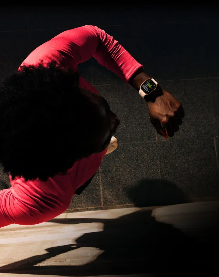 Спортсмен на нічній пробіжці з Apple Watch на руці