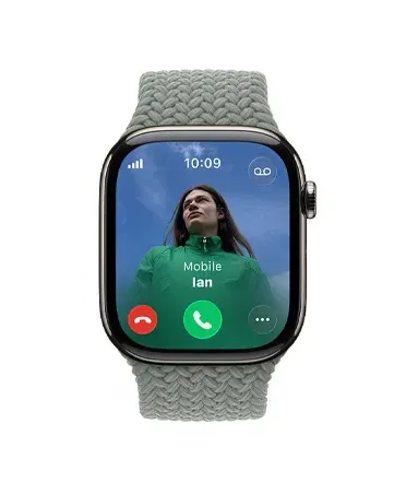 Смарт-годинник Apple Watch у темному титановому корпусі з сірим плетеним ремінцем Braided Solo Loop. На великому безрамковому дисплеї відображається інтерфейс вхідного дзвінка