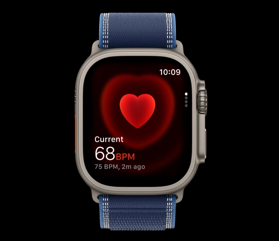 Вимірювання пульсу у реальному часі на екрані Apple Watch Ultra 3 із синім ремінцем Trail Loop
