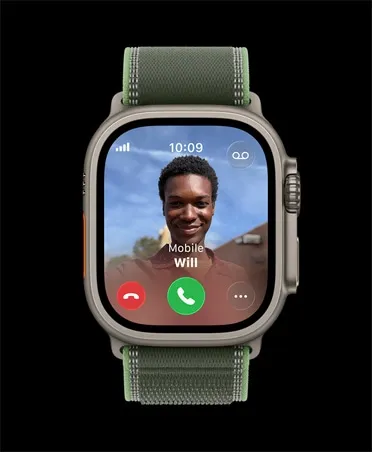 Інтерфейс вхідного дзвінка з фото контакту на екрані Apple Watch Ultra 3 з оливковим ремінцем