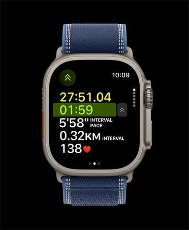 Apple Watch Ultra 3 із синім ремінцем Trail Loop під час інтервального тренування