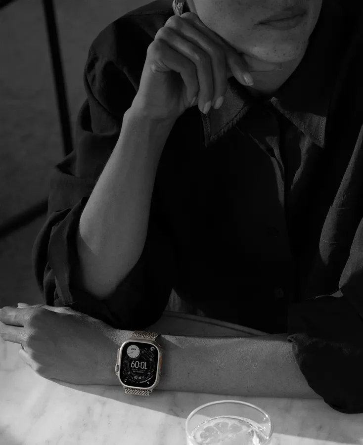 Apple Watch Ultra 3 з металевим ремінцем Titanium Milanese Loop: елегантний дизайн для міського середовища та повсякденного носіння