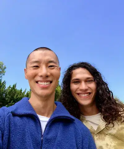 Крупний план оновленої фронтальної камери TrueDepth у Dynamic Island для бездоганних селфі та миттєвої роботи Face ID