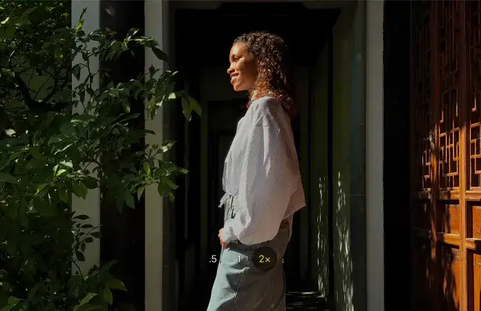 Інтерфейсу додатку Камера з активним режимом 2-кратного наближення (телефото 2х), що забезпечує оптичну якість зуму без втрати деталізації