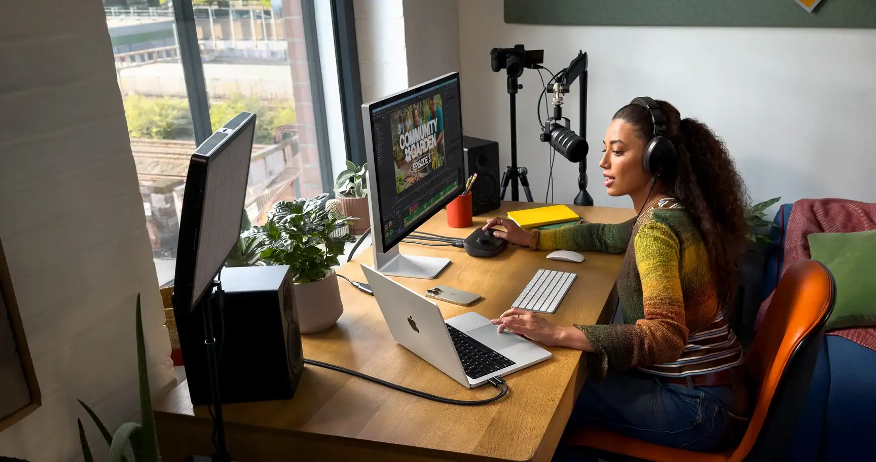 Професійна робота з відео та звуком на MacBook Pro 14 M5 у домашній студії