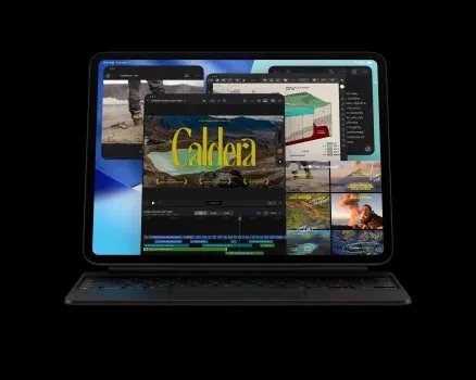 Фронтальний вигляд планшета Apple iPad Pro M5, підключеного до чорної клавіатури Magic Keyboard. На екрані продемонстровано роботу в професійному відеоредакторі в режимі багатозадачності Stage Manager із кількома відкритими фоновими вікнами, що ілюструє досвід використання планшета як повноцінного ноутбука»