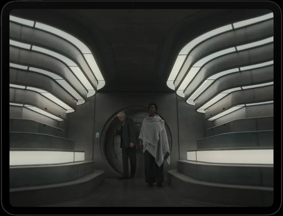 Повноекранне зображення дисплея Apple iPad Pro M5 під час відтворення кінематографічного відеоконтенту. Демонстрація ідеально глибокого чорного кольору, високого контрасту та технології HDR на новій матриці Ultra Retina XDR у темній сцені фільму