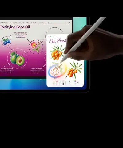 Рука користувача робить кольорові замальовки за допомогою стилуса Apple Pencil у Швидких нотатках на екрані планшета Apple iPad Pro M5. Демонстрація багатозадачності та яскравої передачі кольорів дисплея під час роботи з презентаціями