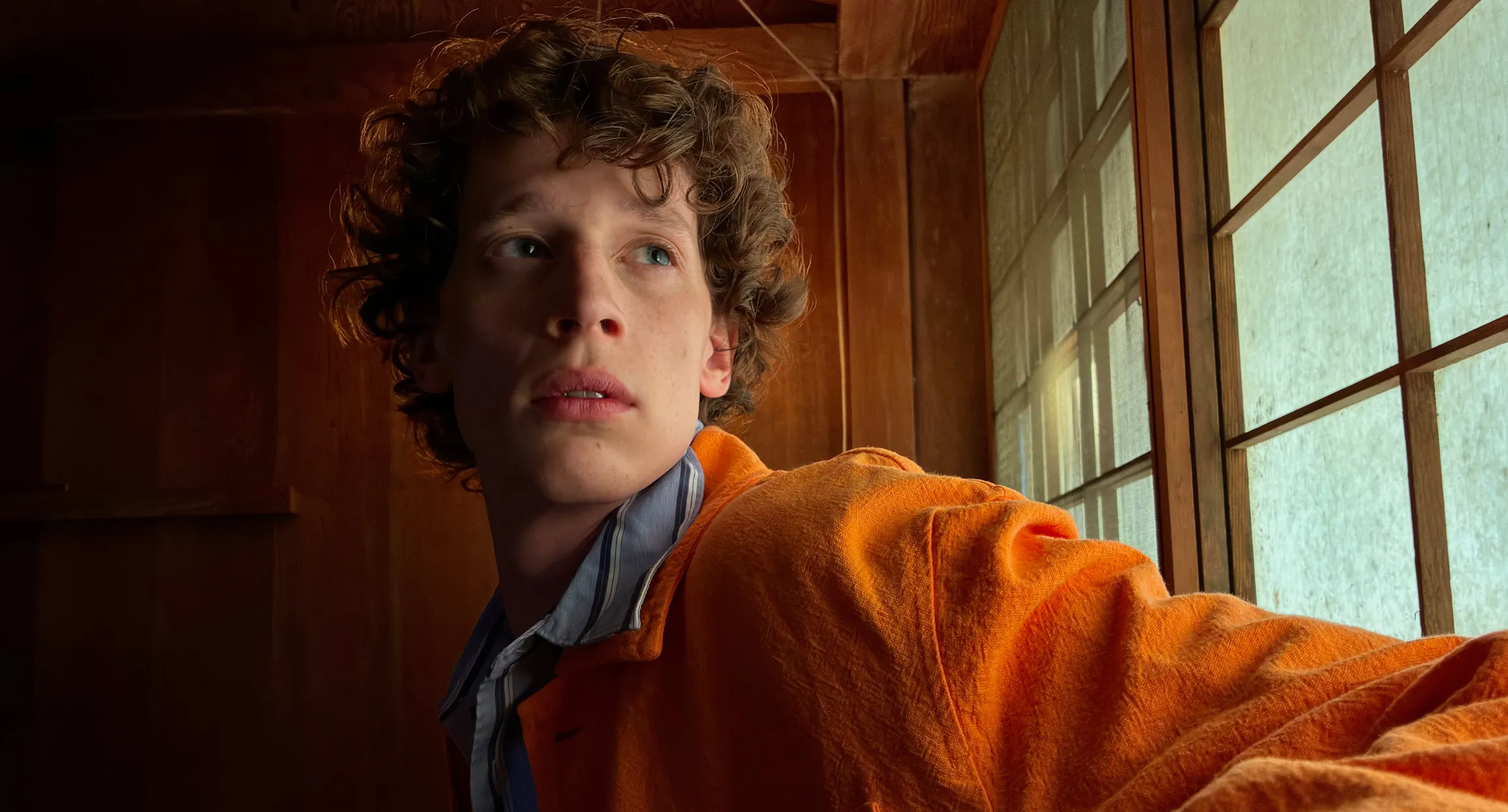 Фотографія людини, зроблена в нічному режимі