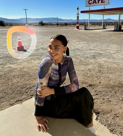 Інструмент «Очищення» використовується, виділяє дорожній конус, який потрібно видалити з фотографії.