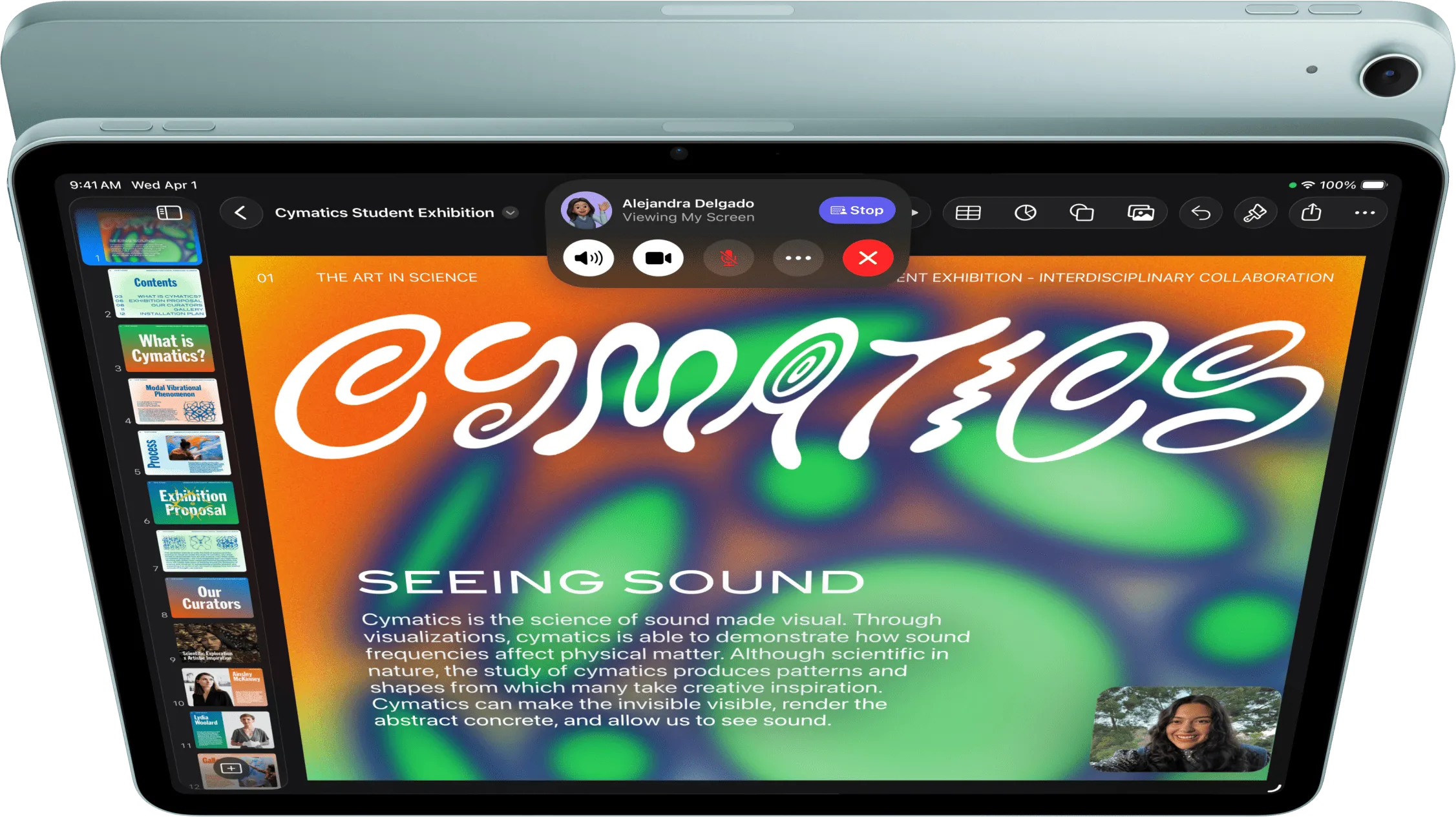 iPad Air, передня зовнішня частина, користувач розмовляє по FaceTime та дивиться Keynote перед іншим iPad Air, задня зовнішня частина