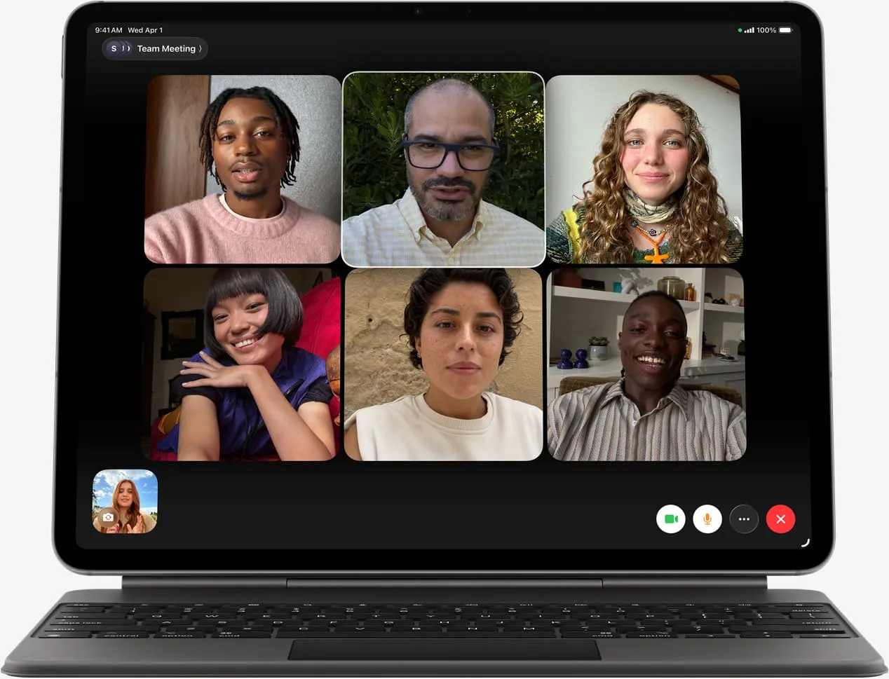 iPad Air, передня зовнішня панель, Magic Keyboard, чорний колір, дзвінок FaceTime на екрані, видно кількох учасників