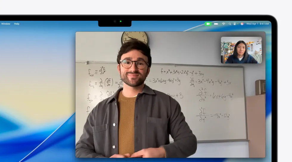 Під час відеодзвінка на MacBook Air людина розмовляє з іншою особою, функція Center Stage утримує її в центрі кадру, навіть коли вона рухається.