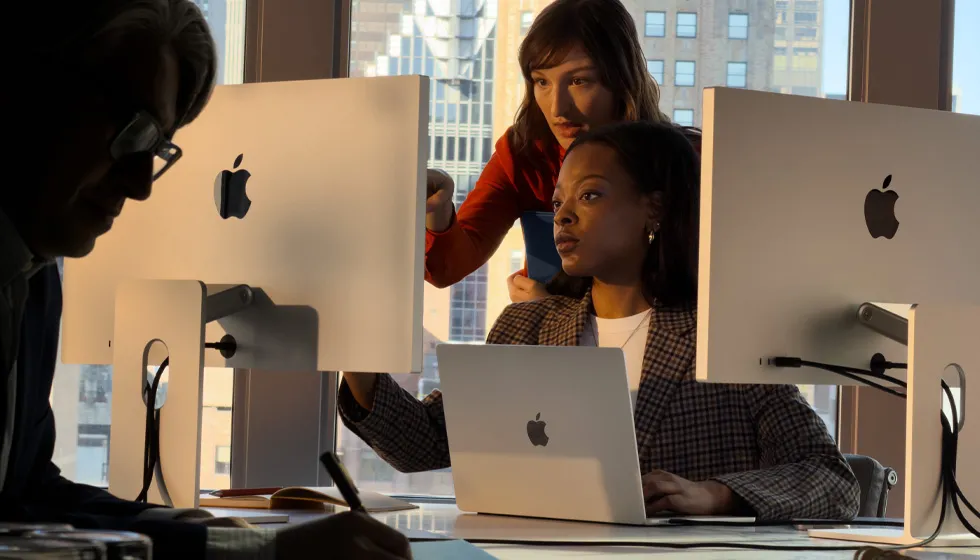 Люди, які використовують Mac на робочому місці