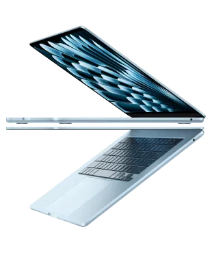 Два розкриті MacBook Air у кольорі «Блакитне небо», складені у формі стрілки, що підкреслює їхній неймовірно тонкий профіль.