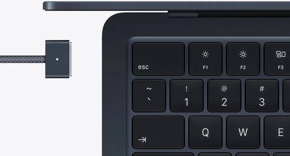 MacBook Air кольору Midnight з кабелем MagSafe того ж кольору