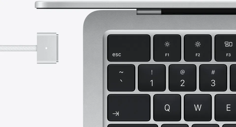 MacBook Air сріблястого кольору з кабелем MagSafe того ж кольору
