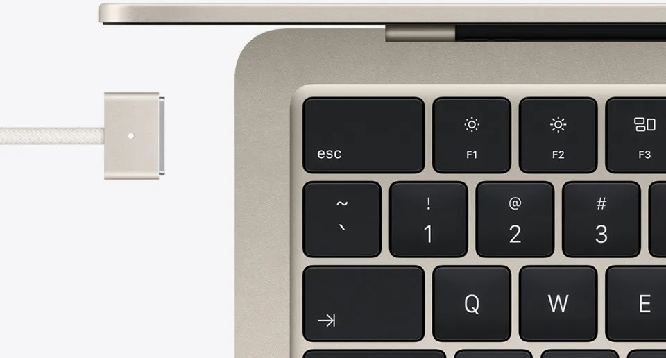MacBook Air кольору Starlight з кабелем MagSafe того ж кольору