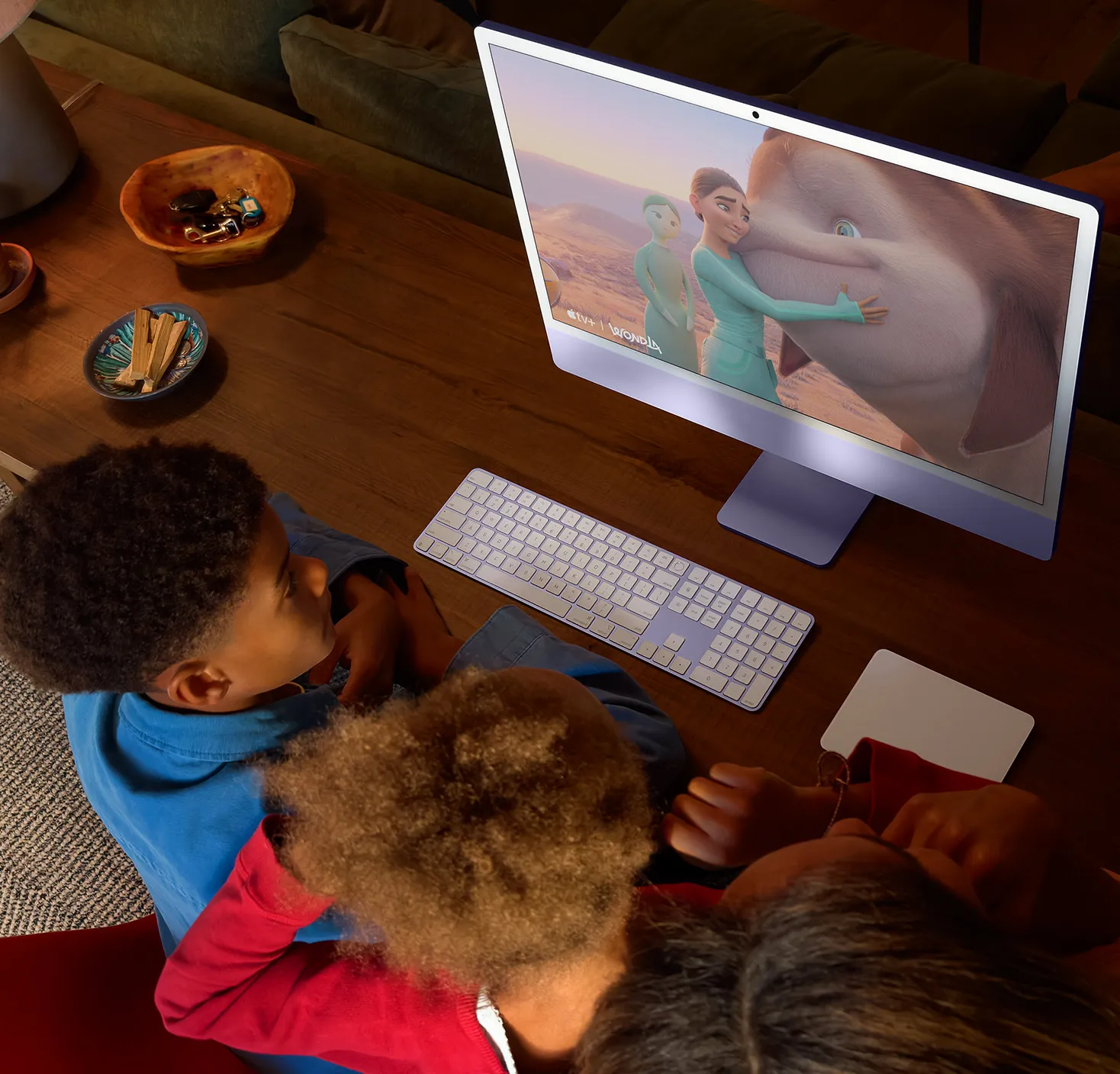 Троє дітей дивляться серіал WondLa на iMac