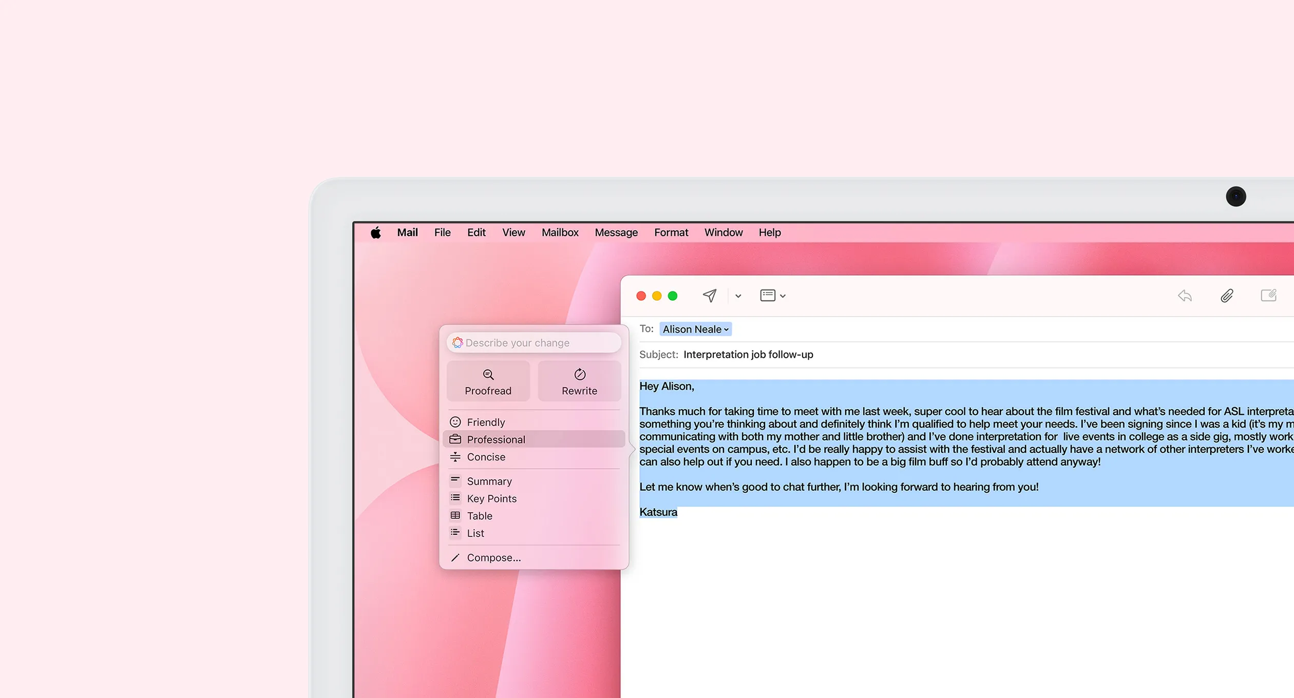 Екран iMac. Демонстрація функції «Засоби письма». На екрані iMac відкрито додаток «Пошта». Чернетка листа користувача змінюється на більш професійну версію за допомогою опції «Професійний тон».