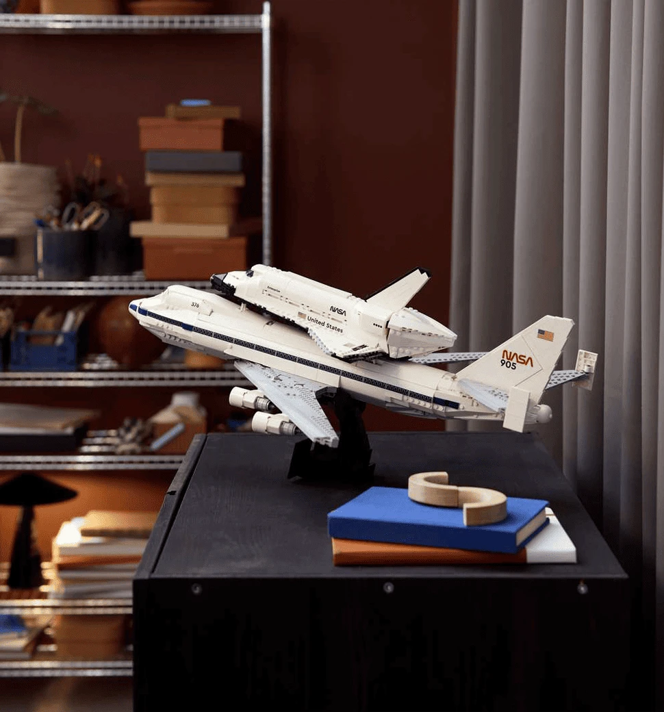Блоковий конструктор LEGO Icons Літак-носій шатлів (10360) 3