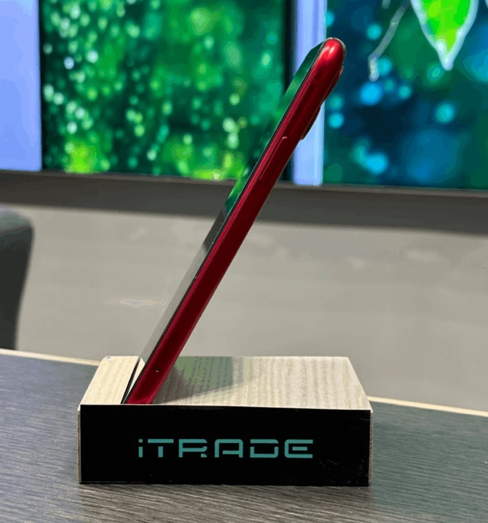 iPhone 11 64 Red Б/В фото збоку