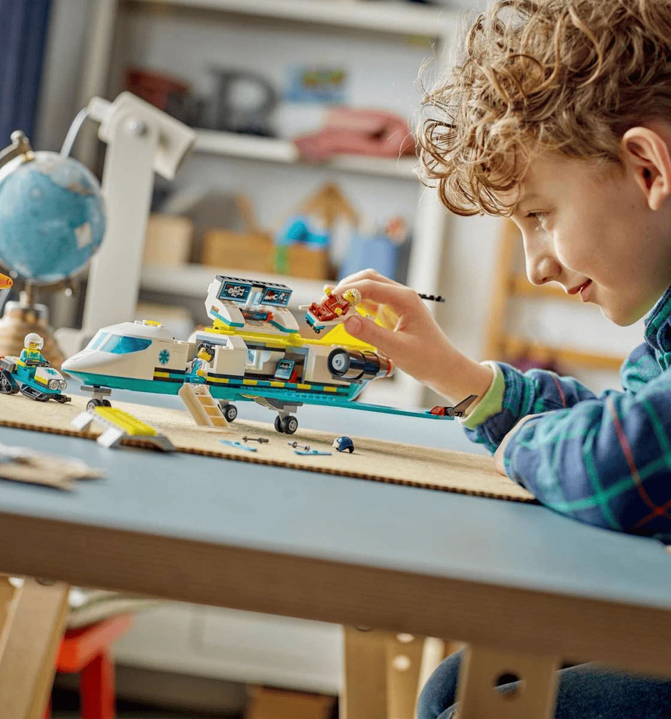 Конструктор LEGO City Літак швидкої медичної допомоги демонстрація