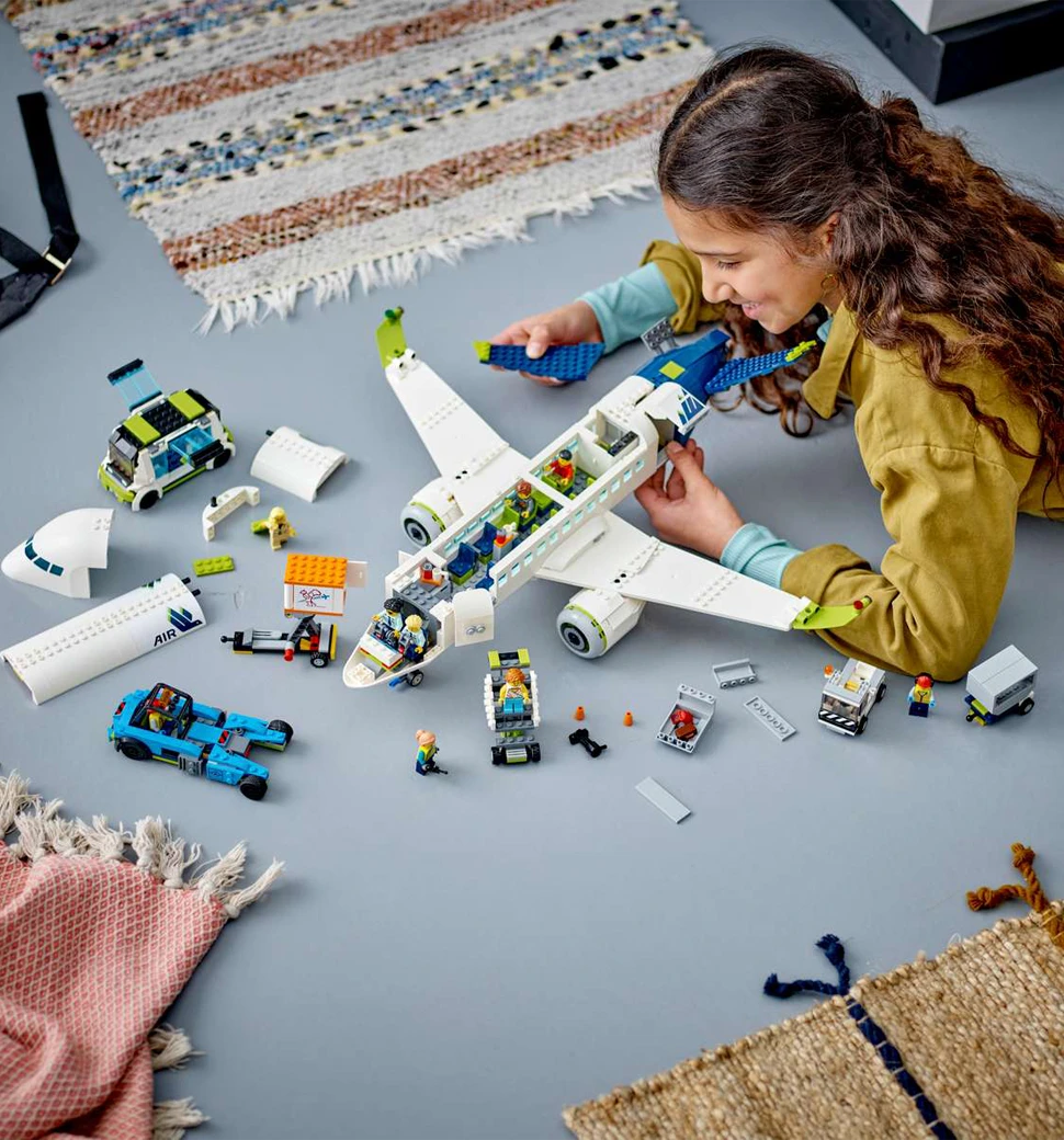 Конструктор LEGO City Пасажирський літак демонстрація