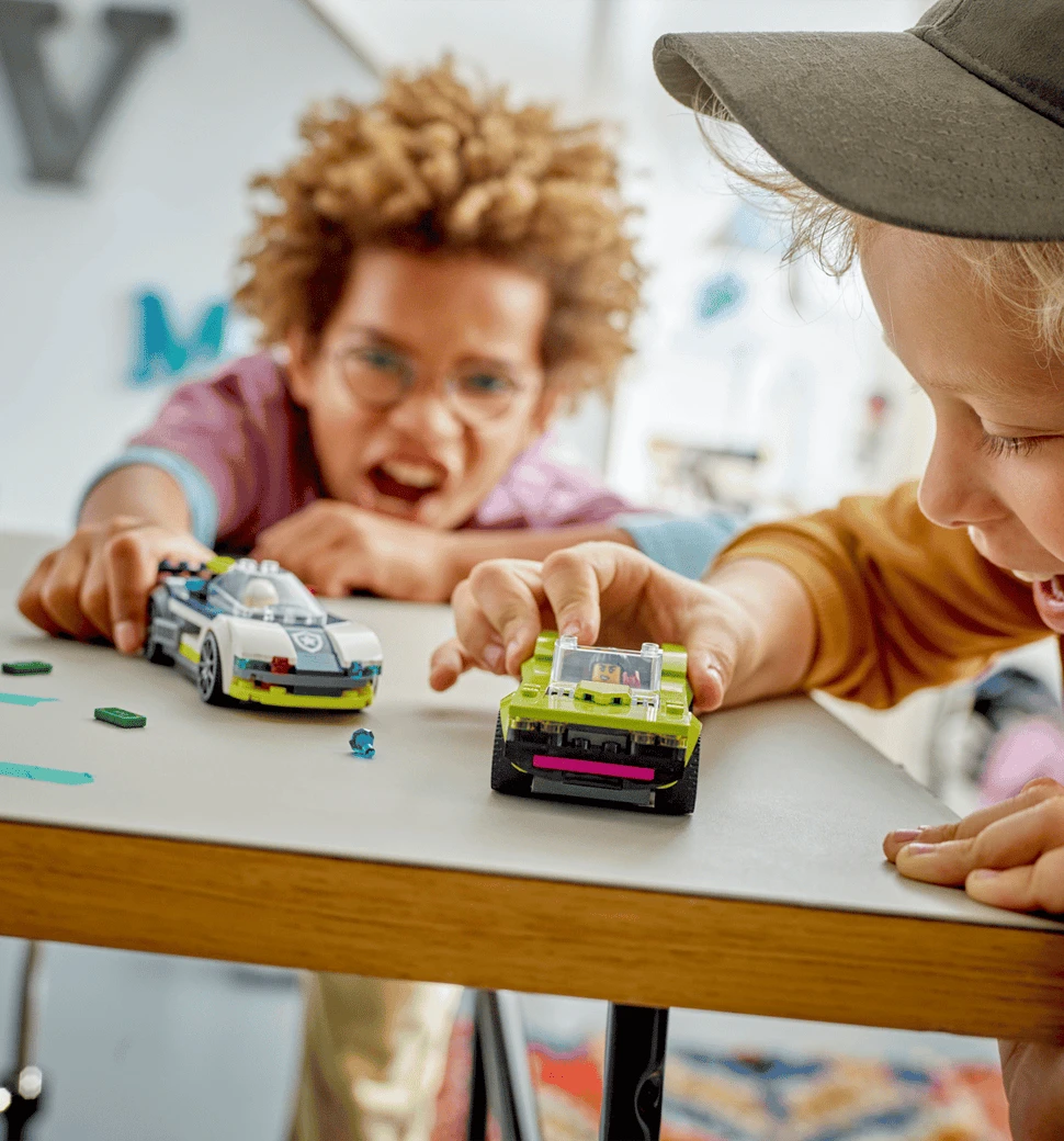 Конструктор LEGO City Переслідування маслкара на поліцейському автомобілі демонстрація