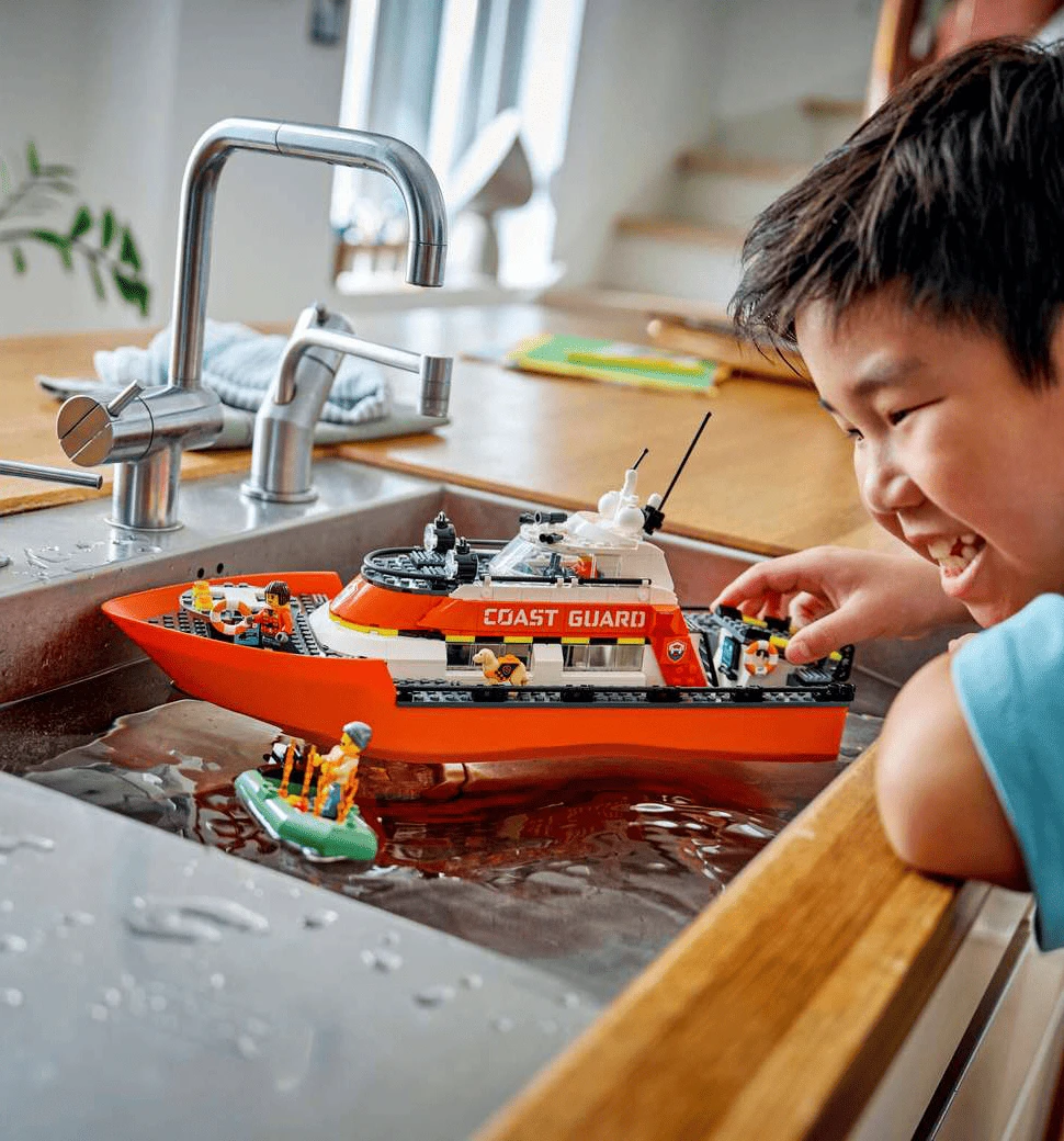 Конструктор LEGO City Рятувальний катер і гелікоптер берегової охорони демонстрація