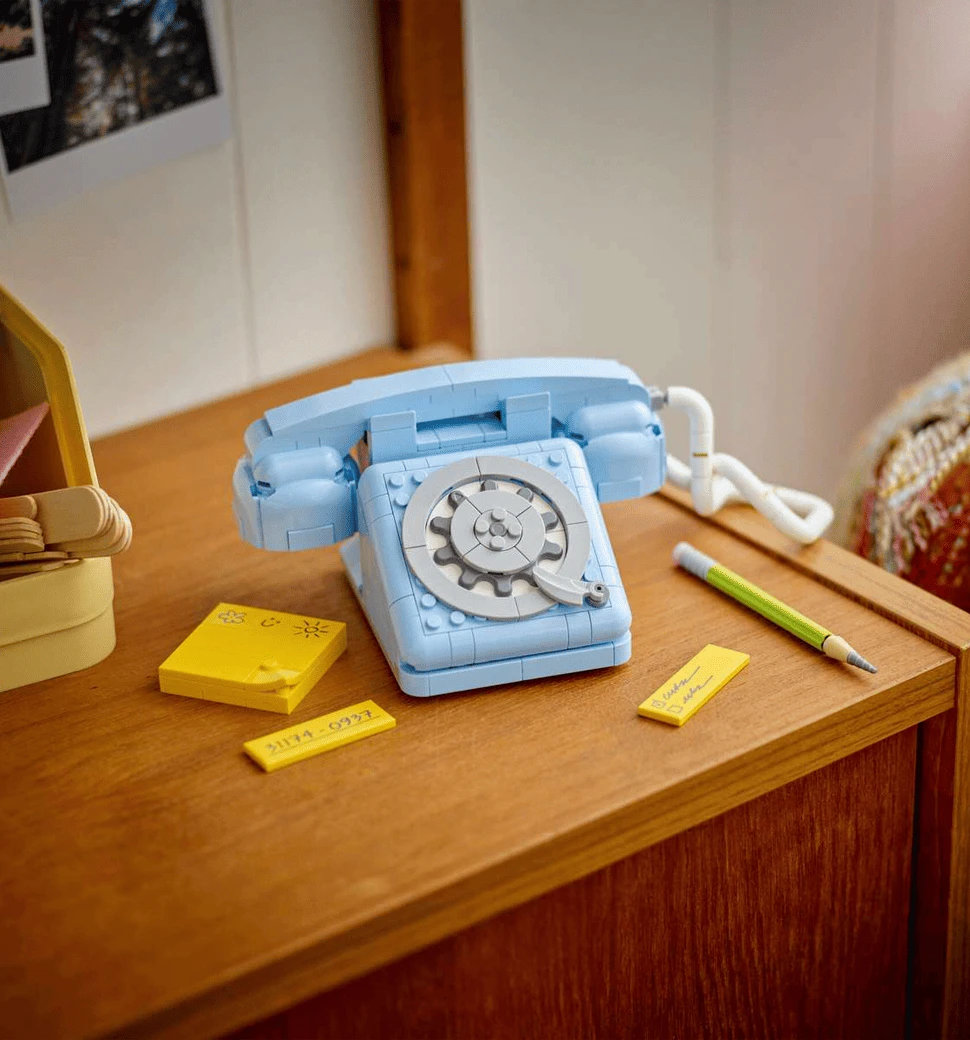 Фото першого прикладу ретро телефону