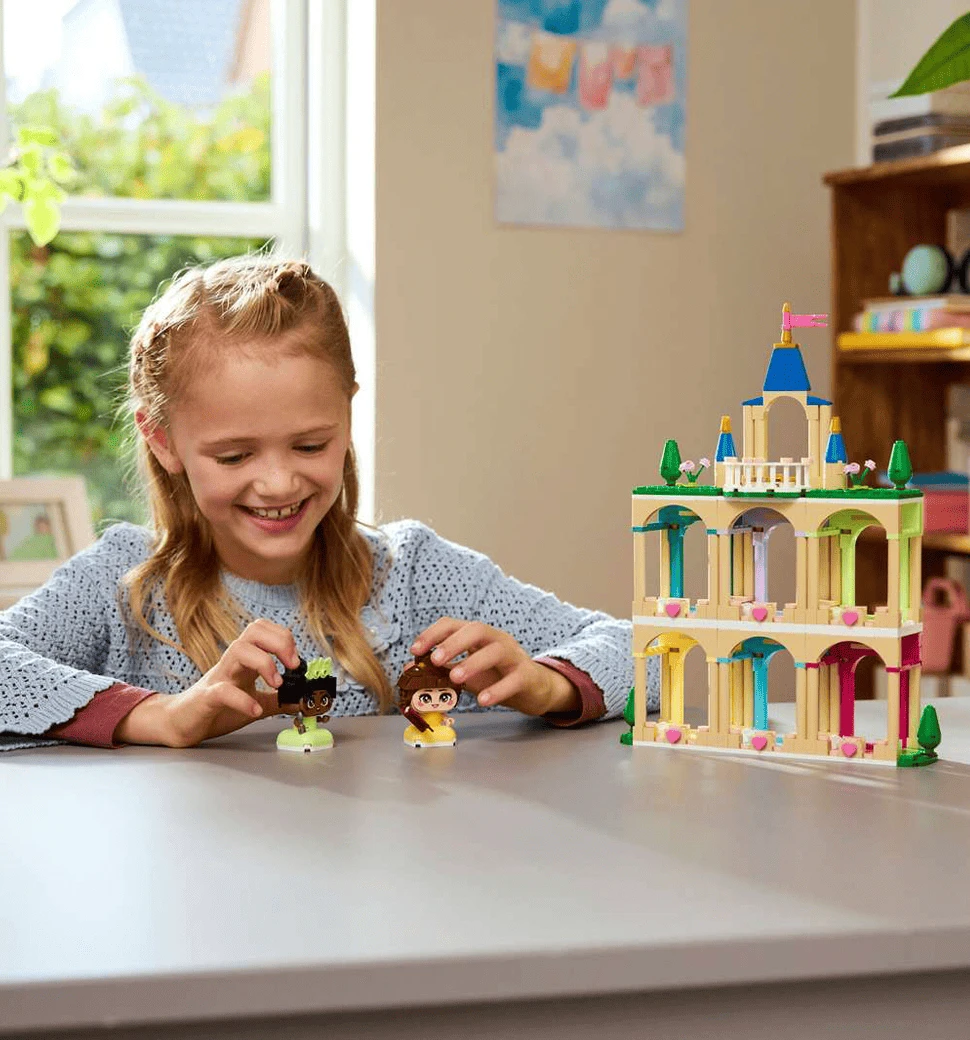 Конструктор LEGO Disney Princess Мініпринцеси Бель і Тіана з замком демонстація