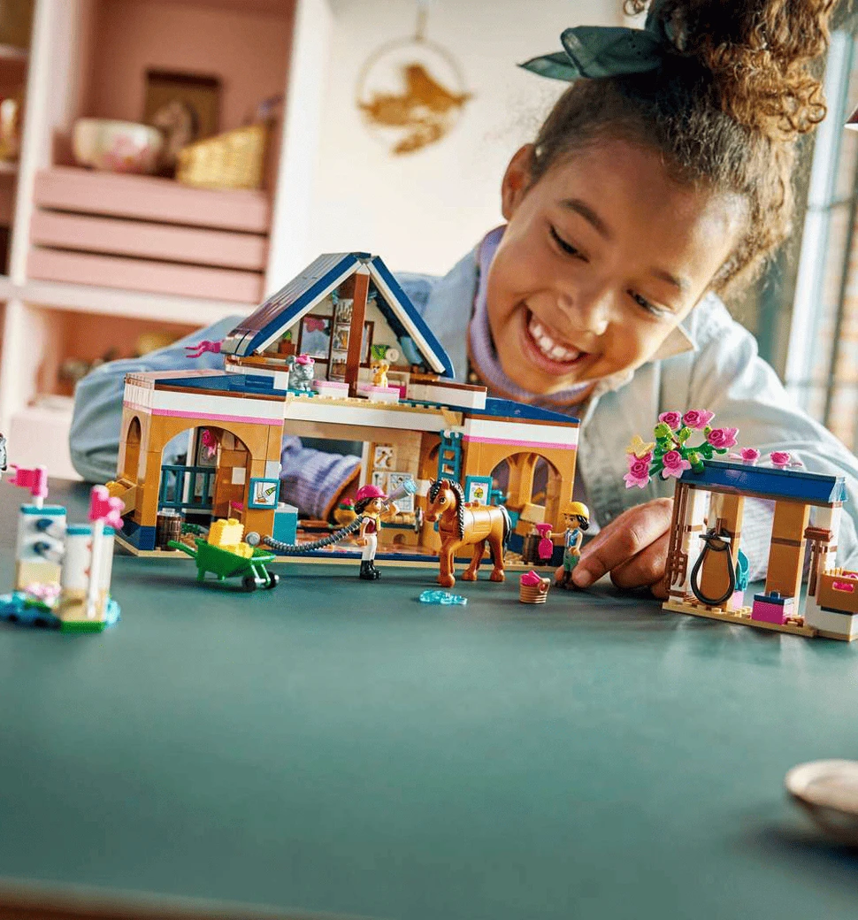 Конструктор LEGO Friends Кінна стайня і академія верхової їзди демонстація