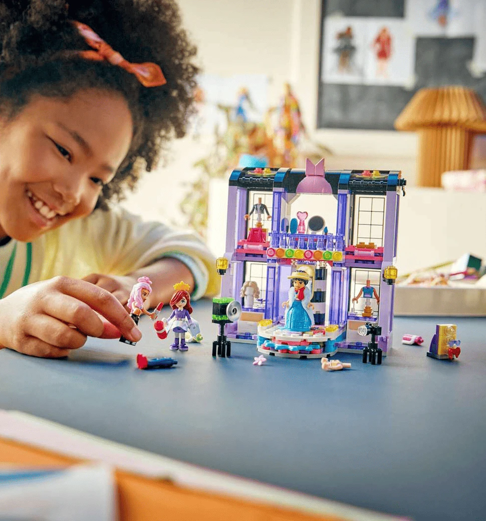 Конструктор LEGO Friends Модний показ у Хартлейк-Сіті демонстрація