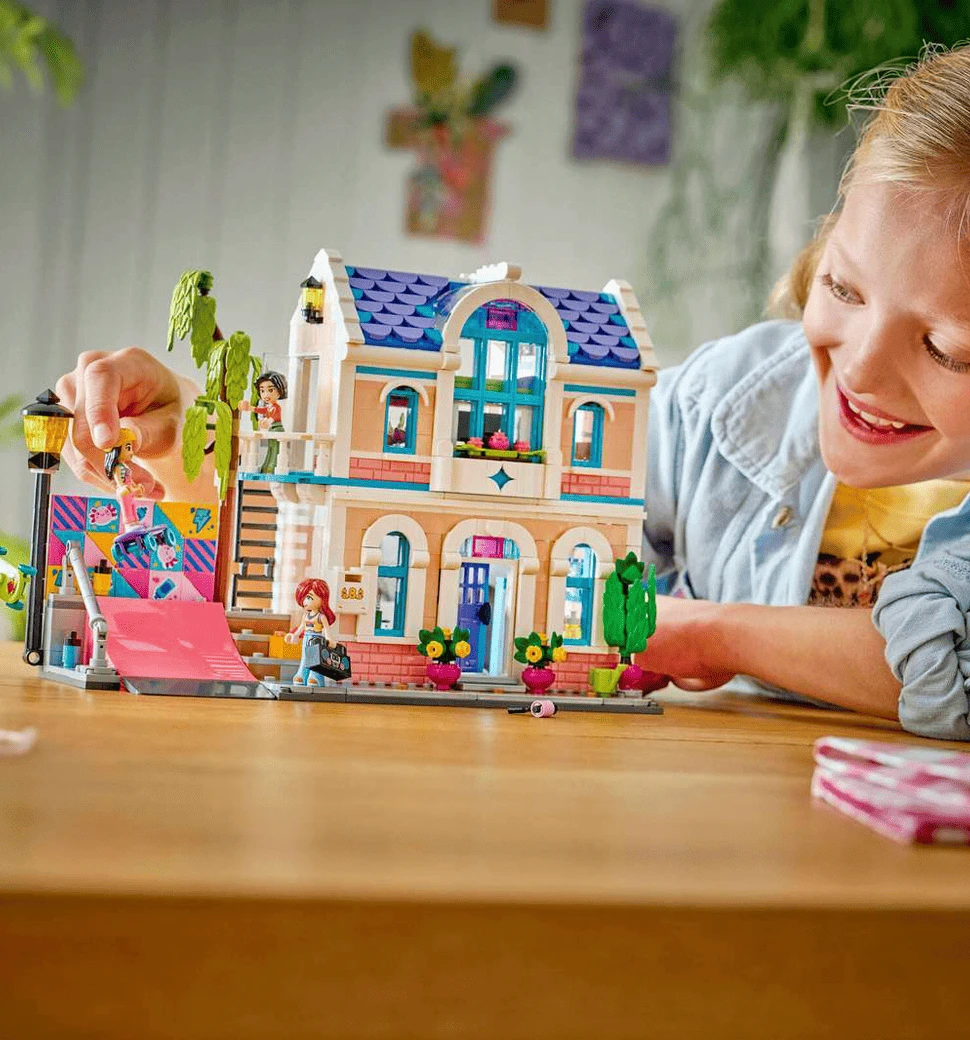 Конструктор LEGO Friends Родинний дім Ліан демонстрація