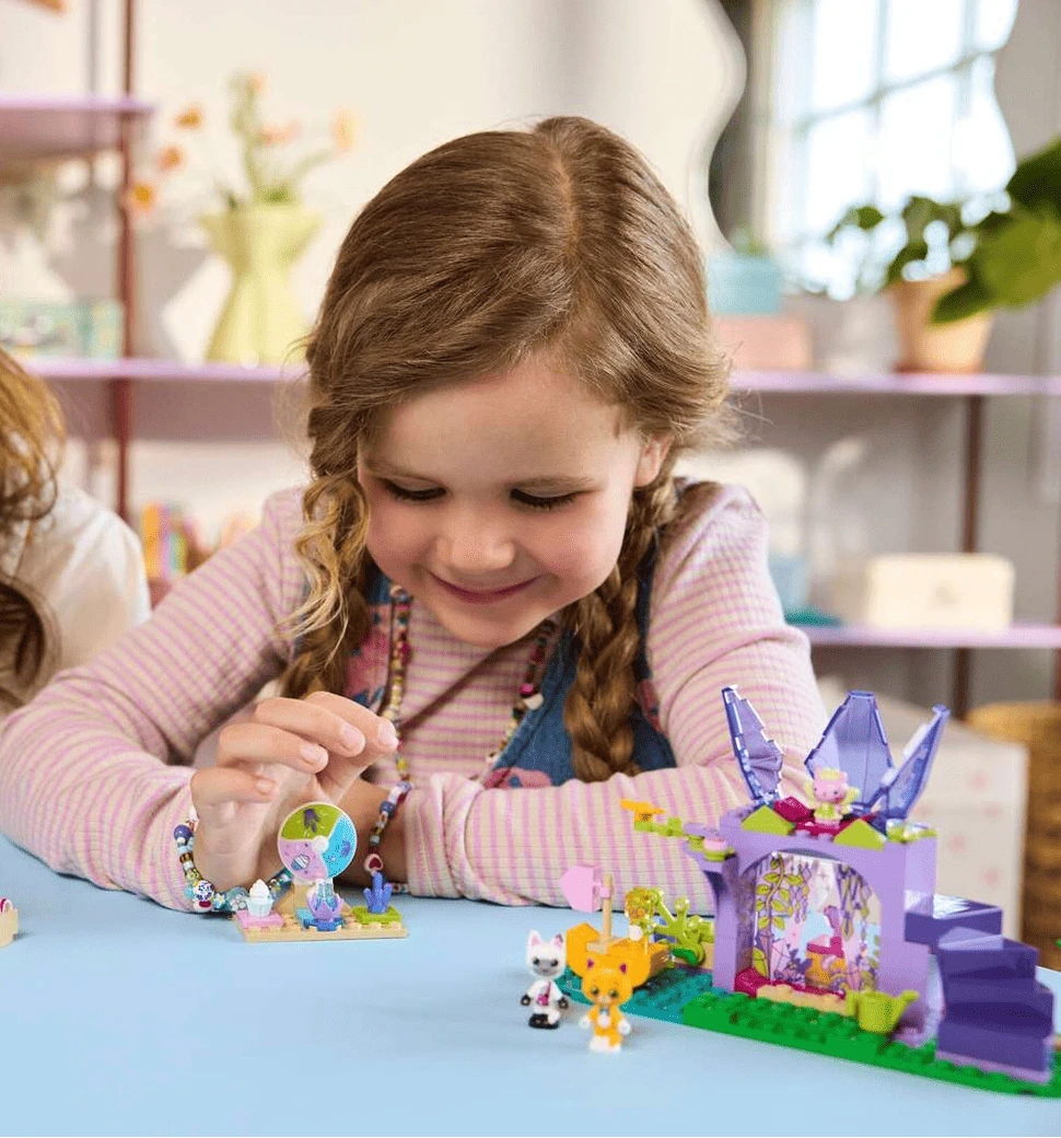 Конструктор LEGO Gabby's Dollhouse Гора солодощів і сад Кітті демонстрація