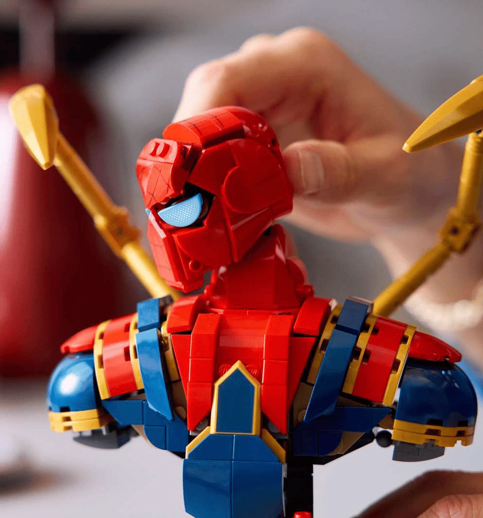 Конструктор LEGO Super Heroes Погруддя Залізної Людини-Павука демонстрація