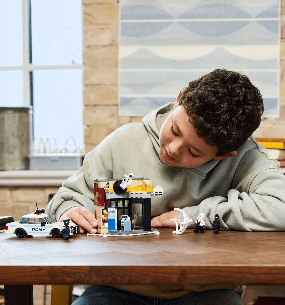 Конструктор LEGO Super Heroes Всесвіт-павук: Майлз Моралес проти Плями демонстація